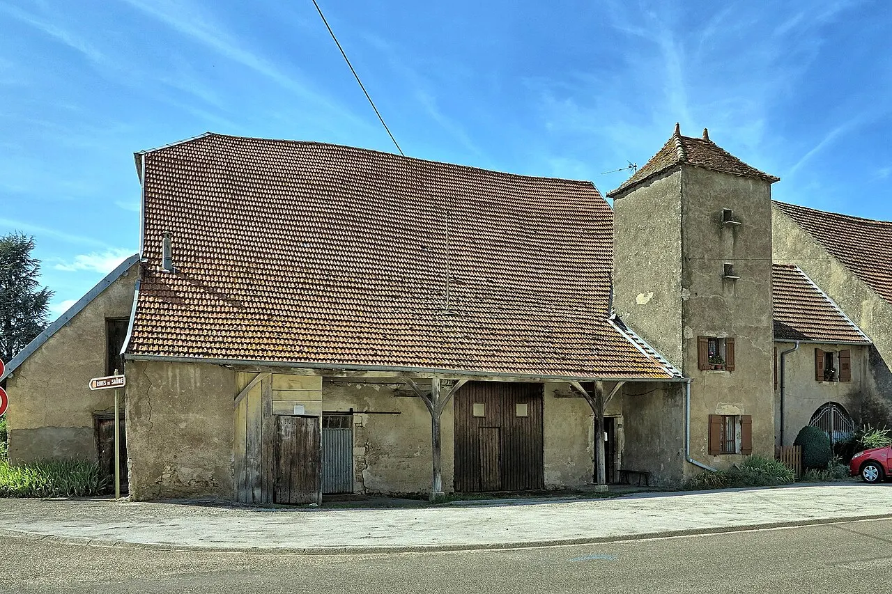 Vieille maison avec tour-pigeonnier