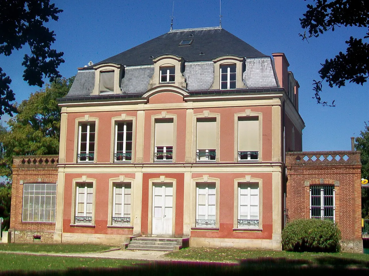 Le château de la Motte - ancienne demeure de François Mauriac, mairie, bibliothèque municipale et poste depuis 1984 ; façade sud sur le…