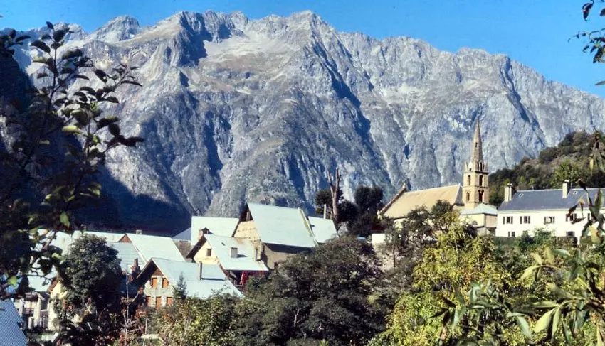 C'est le village de Venosc dans les Alpes françaises. Une télécabine relie le village à la station de ski des Deux Alpes en 10 minutes.