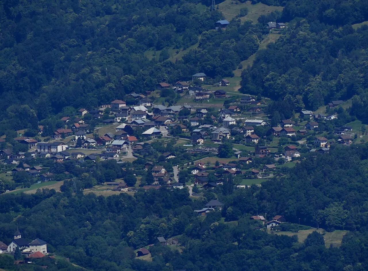 Vue, depuis le fort de Tamié, du village de Venthon, en Savoie.