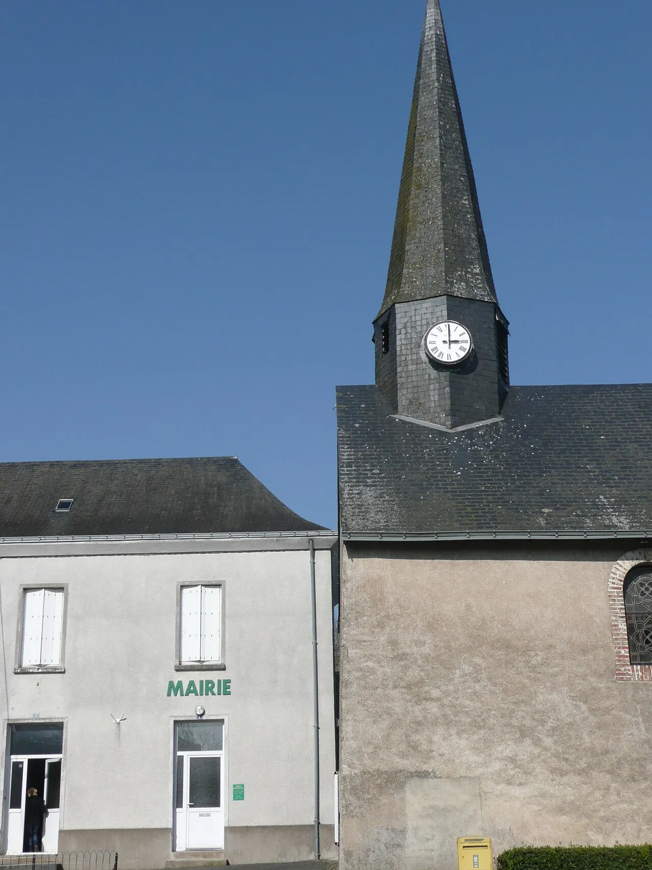 Mairie et église de Vergonnes (Maine-et-Loire, France).