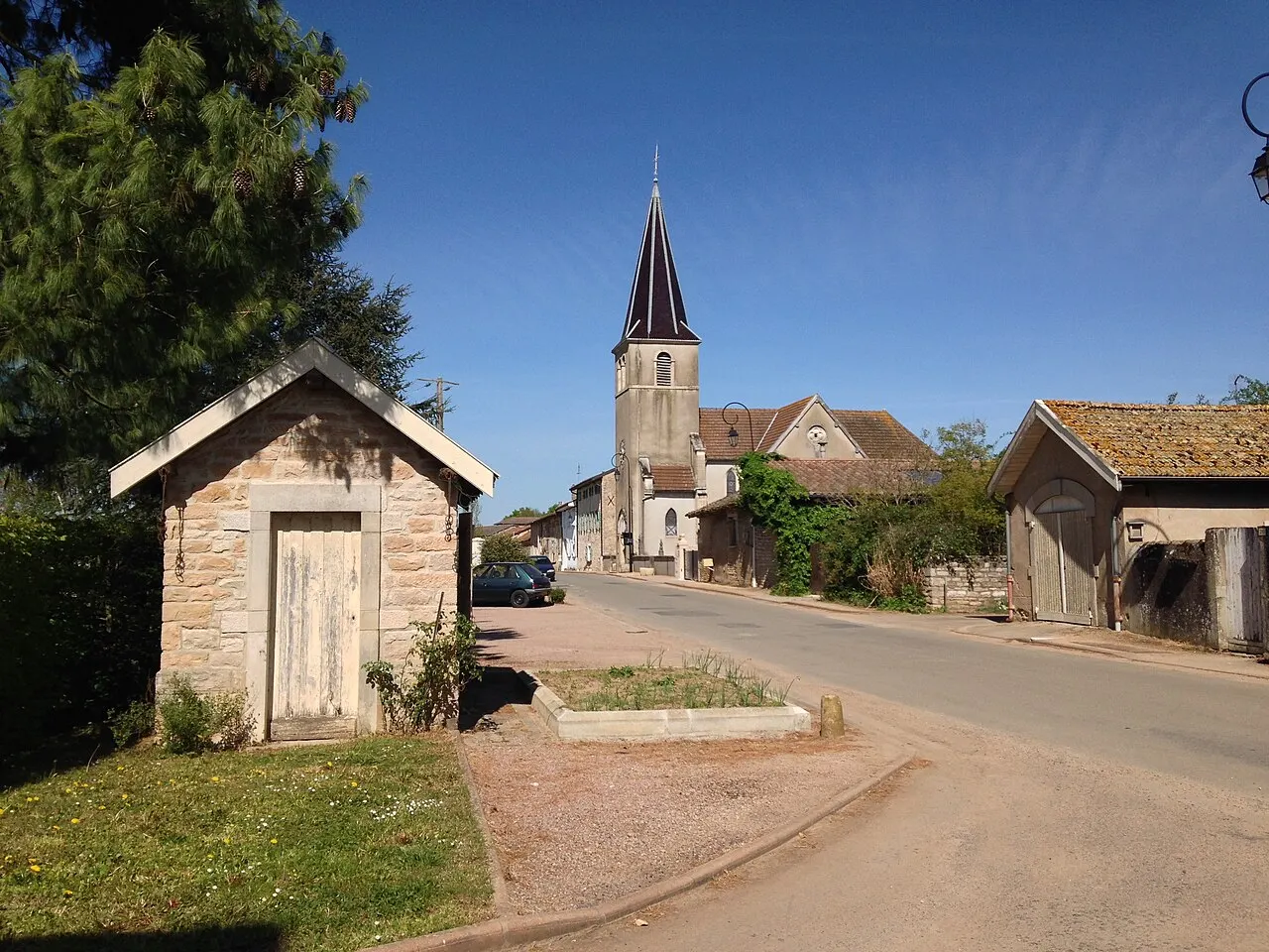 Rue principale du village avec vue sur l'église