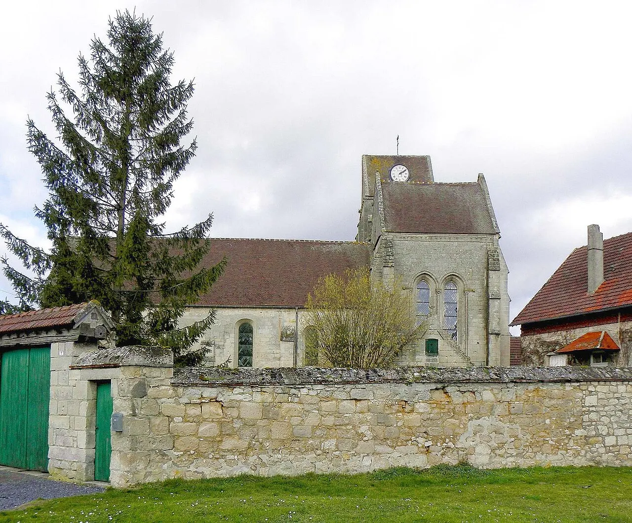 Église Saint-Martin et Saint-Léonard de Vez (60). Vue méridionale.