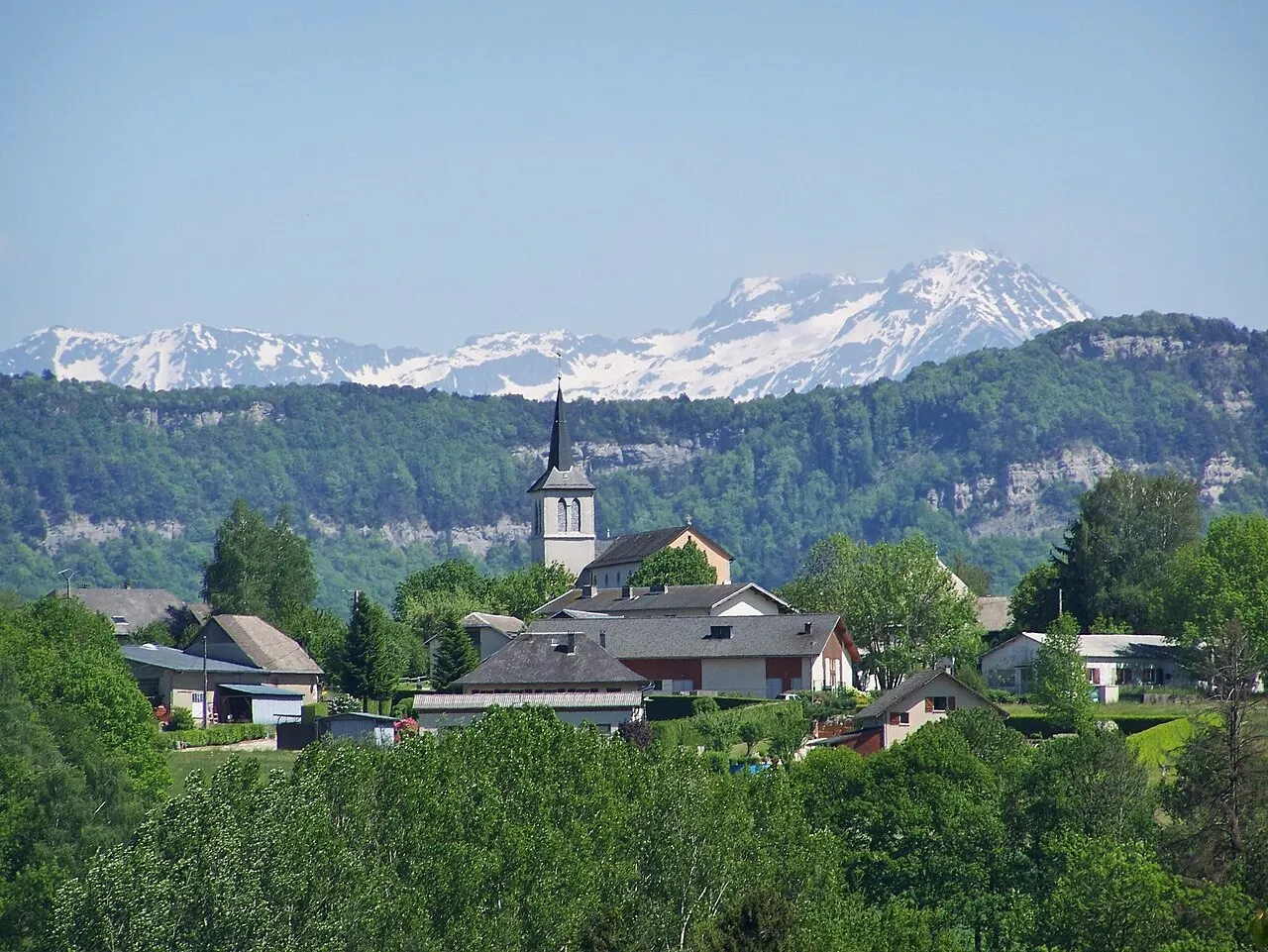 Vue panoramique du chef-lieu de la commune de Vimines près de Chambéry, avec en arrière-plan, la chaîne de Belledonne enneigée, en Savoie.