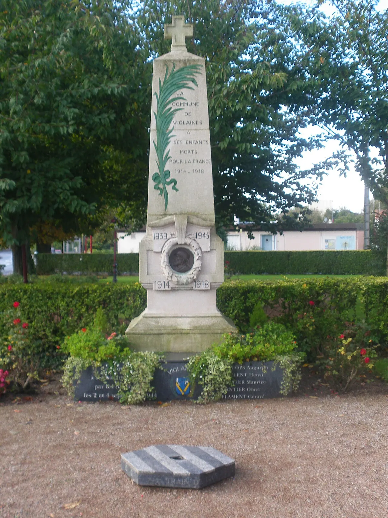 Vue du monument aux morts de Violaines.