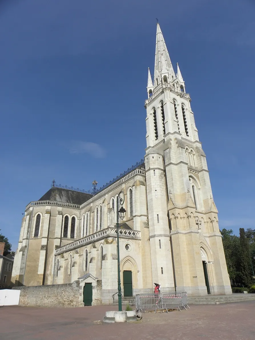 Vue extérieure de la basilique de La Chapelle du chêne à Vion (72).