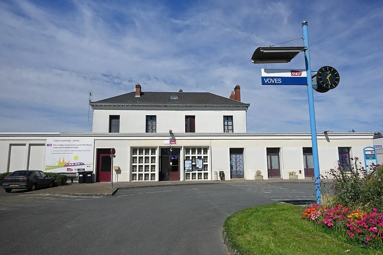 Bâtiment voyageurs de la gare de Voves, France.