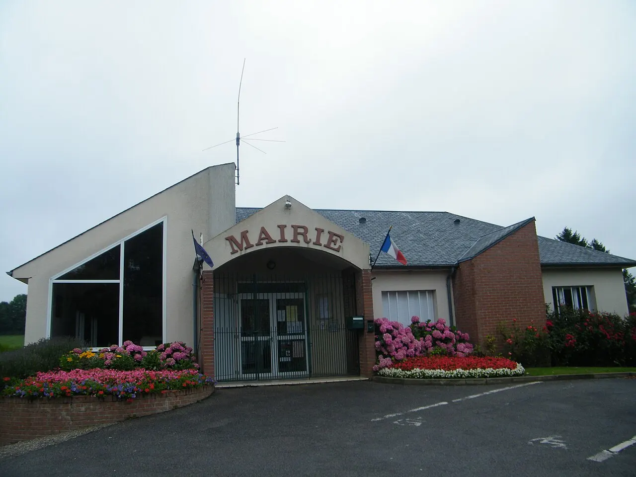 Mairie, rue du maréchal Leclerc, vers Argoules.