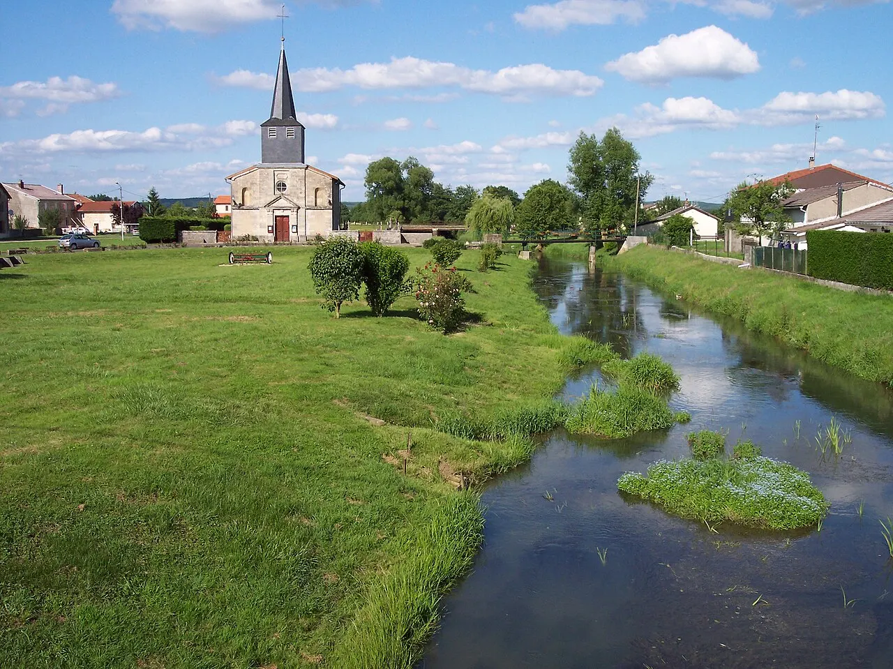 Vue sur l'église de Wiseppe et sur la Wiseppe, Wiseppe, Meuse (département), Lorraine, France.
