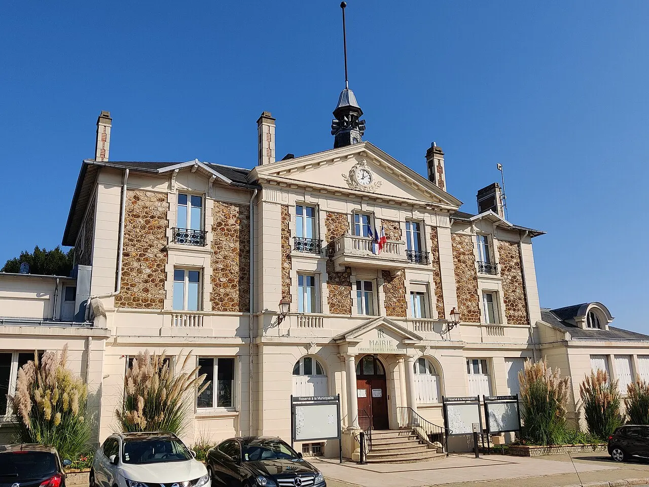 La mairie de Wissous, Essonne, France.