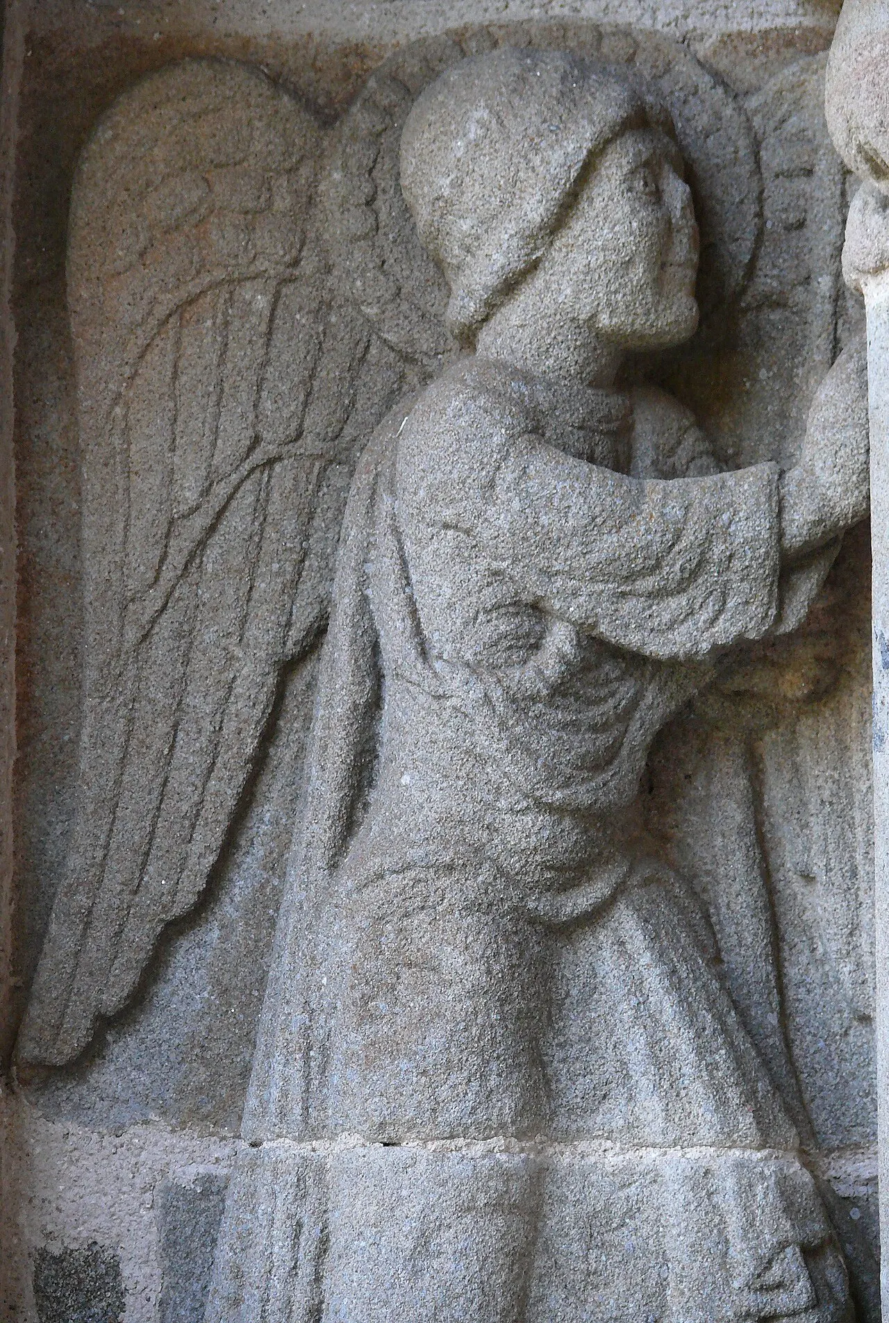 Ydes-Bourg - Eglise Saint-Georges - Porche ouest - Mur nord : l'Annonciation - l'Ange